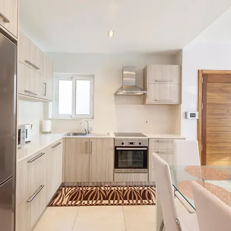 Spacious And Modern 3bed With Balcony-hosted By Sweetstay *