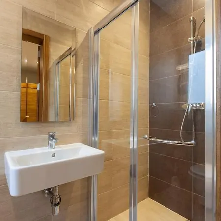 Spacious And Modern 3bed With Balcony-hosted By Sweetstay *