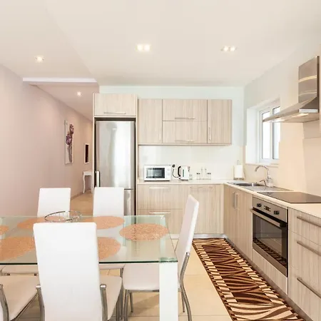 Apartment Spacious And Modern 3bed With Balcony-hosted By Sweetstay