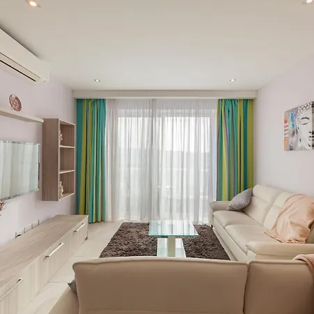 Spacious And Modern 3bed With Balcony-hosted By Sweetstay *