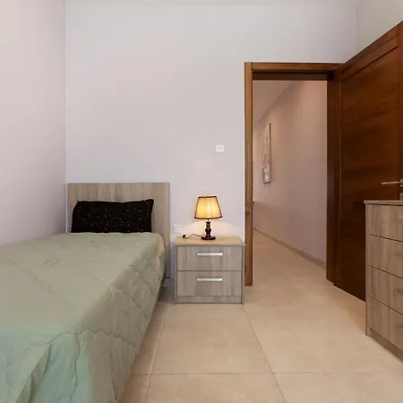 Spacious And Modern 3bed With Balcony-hosted By Sweetstay * خليج سانت بول